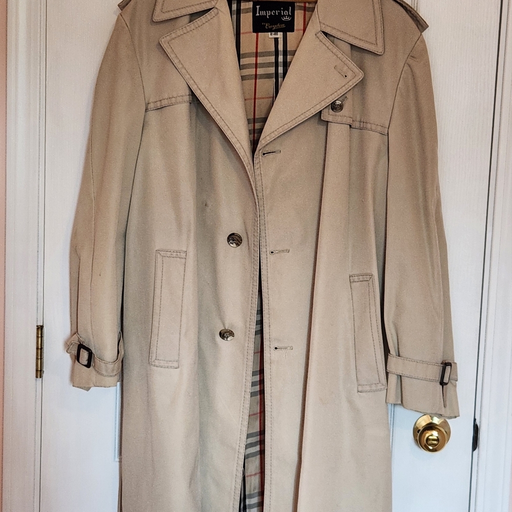 Men's trench coat. Size is 46 R